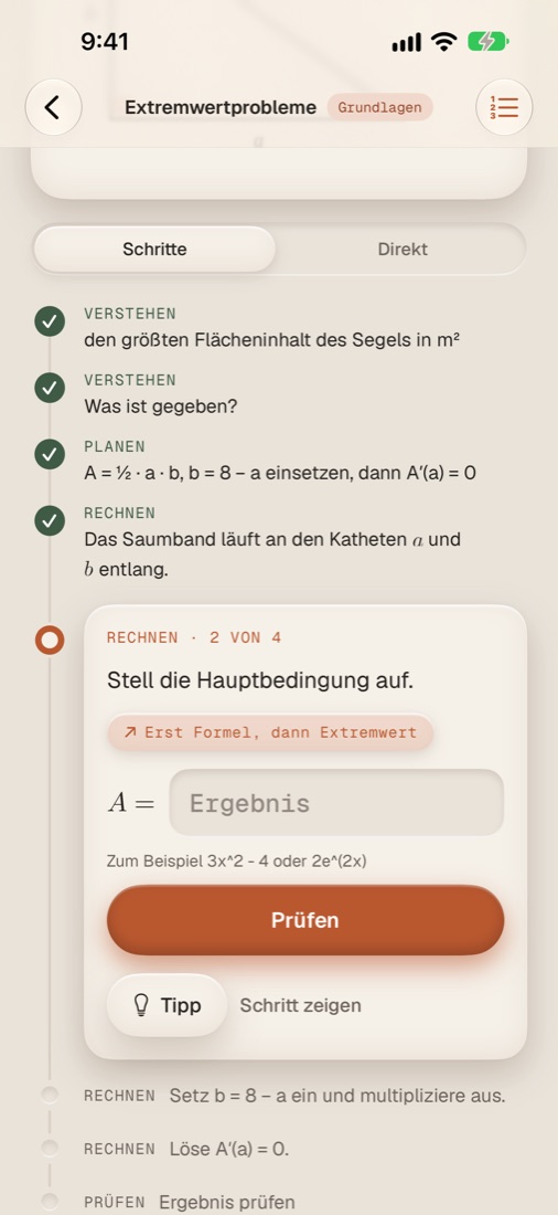 Eine Extremwertaufgabe in der App: erledigte Schritte mit Haken, der aktuelle Rechenschritt offen, darunter Lars’ Methode „Erst Formel, dann Extremwert“.