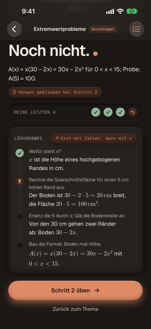 Ergebnis einer Aufgabe in der App: „Noch nicht.“, das richtige Ergebnis und der Schritt, bei dem Hilfe nötig war.