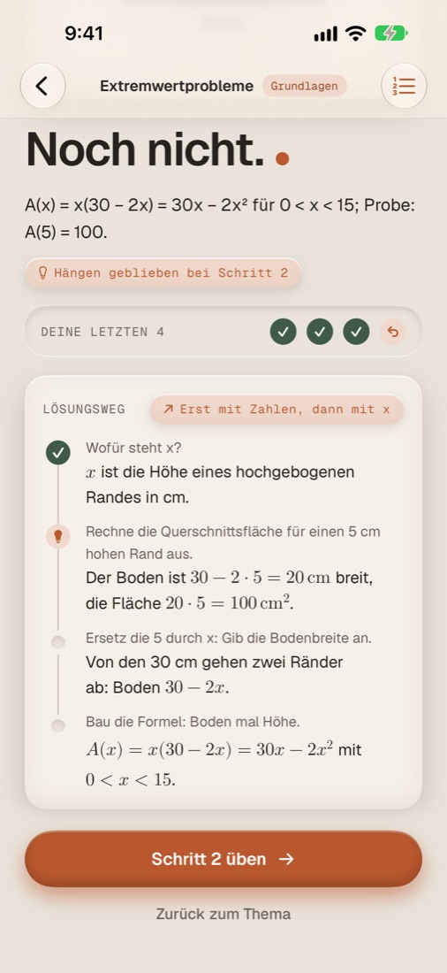 Ergebnis einer Aufgabe in der App: „Noch nicht.“, das richtige Ergebnis und der Schritt, bei dem Hilfe nötig war.